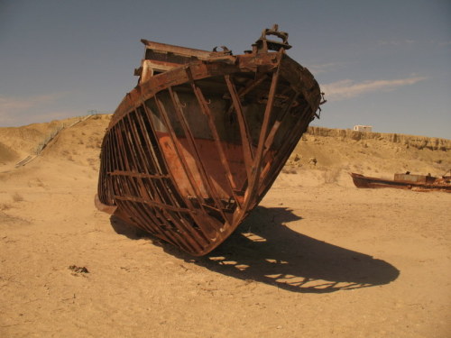 abandoned-playgrounds:  The rusted and abandoned ships outside of Muynak on the diminished Aral Sea. Full story —-> http://www.abandonedplaygrounds.com/the-rusting-and-abandoned-ships-of-the-aral-sea/