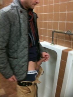 outdoor-exhibitionist:  #washroomcock
