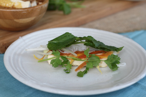 Recipe for Vietnamese tofu spring rolls now on www.caligirlgetsfit.com! Vegan and gluten-free.