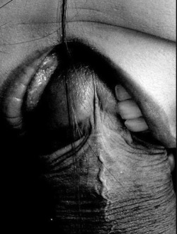 mslusciouslips:  Just a little nip here and there. Promise not to hurt. There’s that fine line between pleasure and pain…