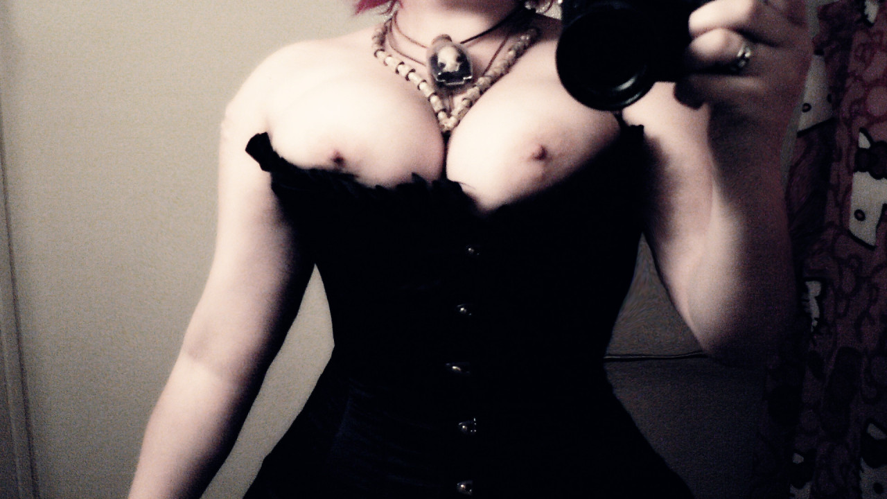 submissivefeminist:  goth-waffles:  Oh god im headless   You’re divine!
