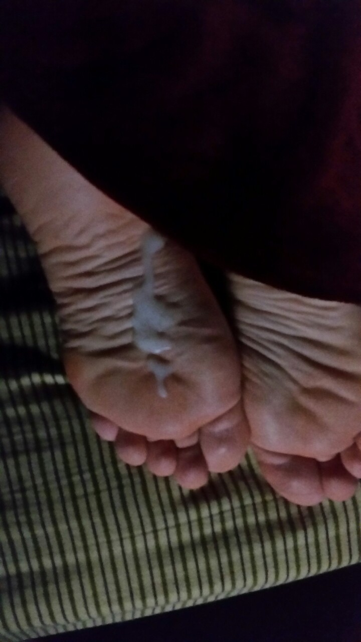 jekyll31:  My hot cum on sexy feet