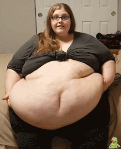 i-just-love-bellies:burgeoningandbulging:Perfection 🐷❤️✨