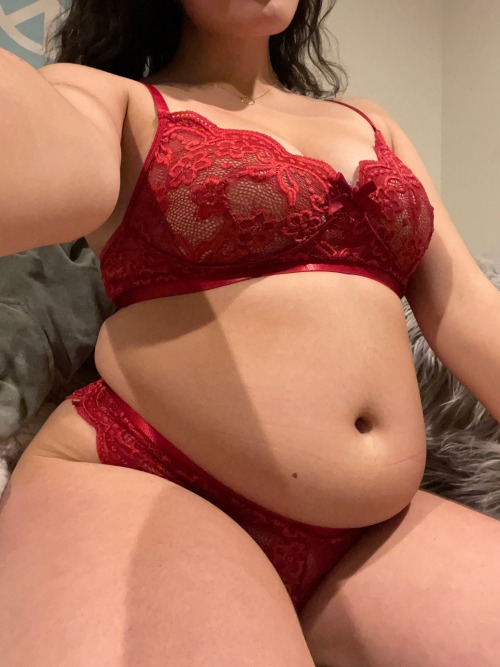 sofias-stuffed:happy holidays tumblr!✨✨ would never have been able to grow my body to this size without your encouragement :)Love,Your fav chubby lil piggy❤️❤️