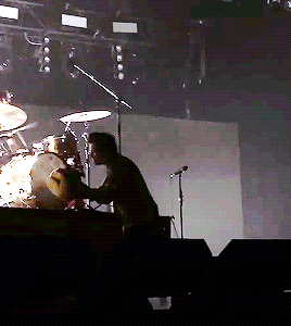 thestylesgifs:The One Where He Follows Orders vs. The One Where He Doesn’t Give A Fuck @ Singa