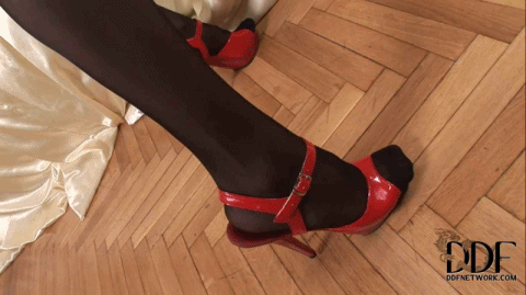 http://feet-shoes-vintage.tumblr.com/post/38386487956
