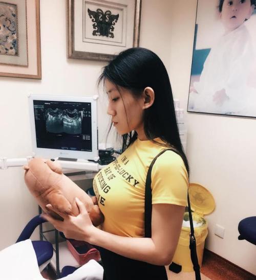 vietnam-girl-ok:Why is she bringing Brown Bear for an ultrasound checkup?