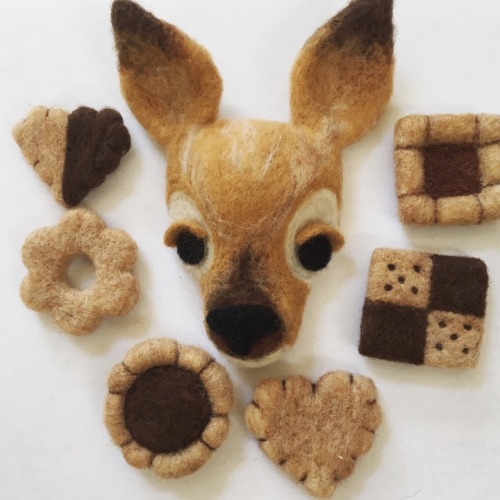 A needlefelted doe with some cookies I made for her a few months ago :v