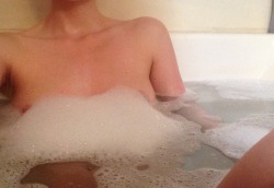 sillymemo:  Bubble bath fun 