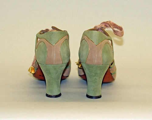 ephemeral-elegance:  Gold Leather Trimmed Suede Shoes, ca. 1928-33 Bob, Inc., N.Y. via The Met 