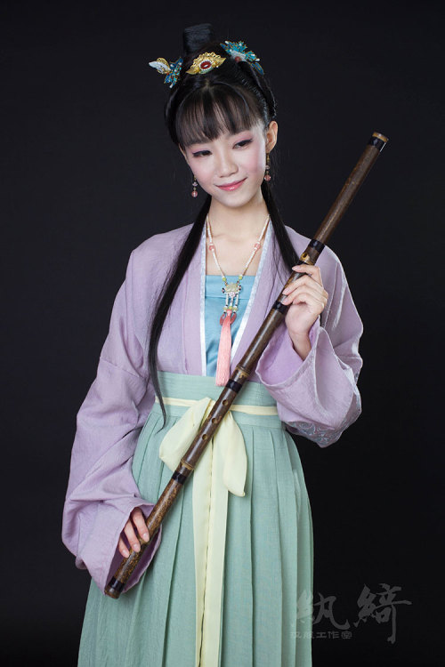 fouryearsofshades:  【纨绮汉服】绣花对襟襦裙——沉香玉婉 形制：对襟襦裙选料：高级时装面料/ 真丝丝麻褶裙（珍珠纱挂里）工艺：双面包边缝/绣花/挂里  纨绮 shop