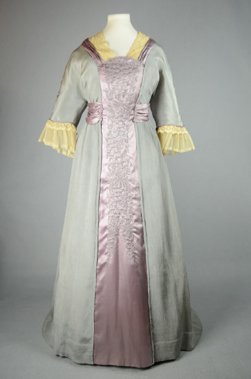 Liberty Aesthetic dress, 1906From the Irma G. Bowen Historic Clothing Collection at the University o