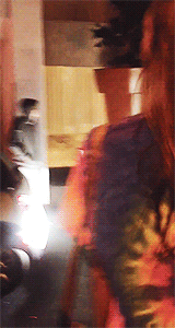 kittenho:  barefoot ashton talking to fans outside his hotel (x) 