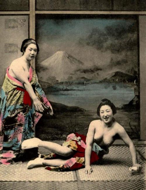 Porn photo Topless Japanese geisha. Via Okinawa Soba.