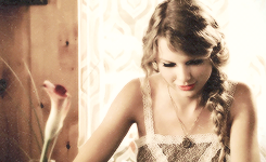 scarletletterswift:  Taylor Swift as Disney Princesses (Part One) 