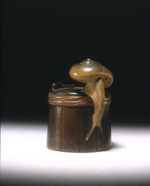 Shigemasa, Netsuke. Snail on tub. Made of wood.