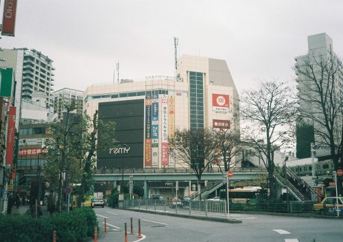 mitsutakatajiri: 東京スナップ／Tokyo candid（五反田）Konica C35 EF/FUJICOLOR C200