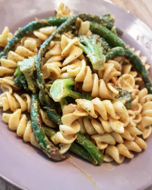 Saturday Mac ‘n Sheez for the soul … cause why not? 👩🏾‍🍳🌱 @whatscookingq
•
•
•
•
#veganeats #vegan #veganofig #veganshare #veganmeals #macandcheese #plantbasedvegan #plantbased #foodporn #vegancommunity #webeeneating #pasta #whatsfordinner...