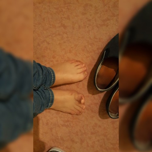 Spreading my toes in suntan 10 den pantyhose