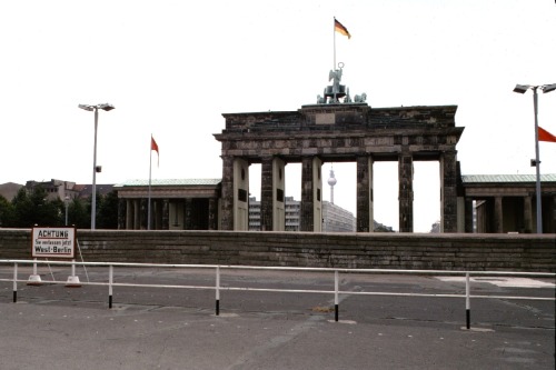 Brandenburger Tor und Mauer, Berlin, 1976.The warning sign was unnecessary. When this photo was take