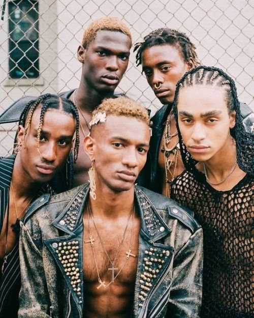 liluzisvert:unfriendly black hotties: goth edition   /   the moodboard