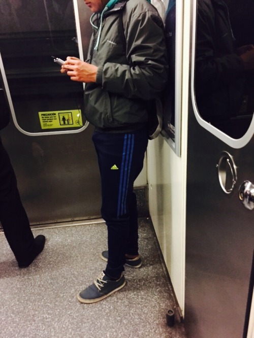 angelito-us:  solomirando1:  Flaite en el metro! 😍  Mmmm