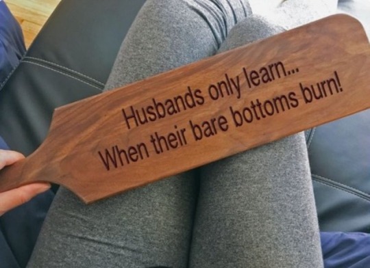 plzusemywife:     Les maris apprennent seulement quand leurs fesses nues brûlent ! Ce n'est pas drôle mais ce n'est pas un jeu, c'est une nécessité.👩🏽‍🍳💪🏼💪🏼💪🏼📏👇🏼