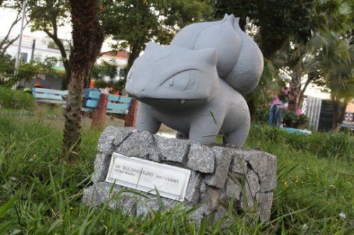 stormesandshowers: retrogamingblog: Pokemon statues have been mysteriously popping up in parks in Br