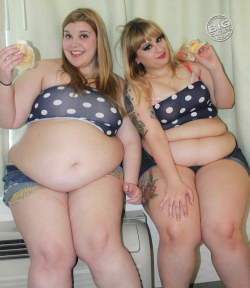bigcutiemiley:Because friends that eat together, stay together. New update at miley.bigcuties.com (with special guest BigCutie Margot)