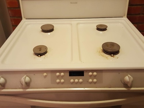 fatherronaldknox: I cleaned the stove again! It was mostly covered in bits of old food as ever. @unf