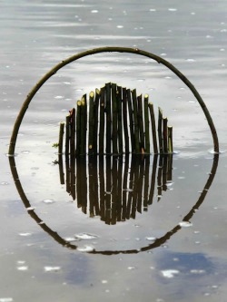 mymodernmet:  Back to Nature by Fesson Ludovic A series of sculptures made with natural materials like grass and wood featuring basic lines, arcs, and geometric forms that are buried directly on land or placed in water. 