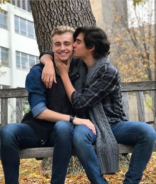 (via YOUNG GUYS, GAY LOVE)