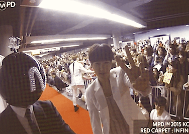 star-hoya: Infinite @ KCON Red Carpet in Japan waving and blowing kisses to you. 