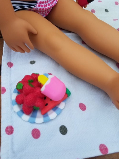 myamericangirldolls:Sarah had a great time chilling out poolside with her favorite summer snacks!