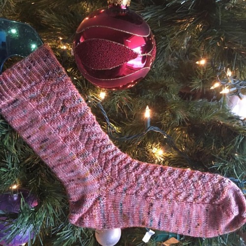 I managed to finish this first gift sock even with the Advent calendar knitting and everything else 