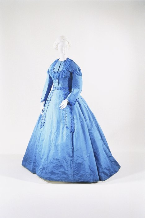 fripperiesandfobs:Day dress ca. 1865From the Bunka Gakuen Costume Museum