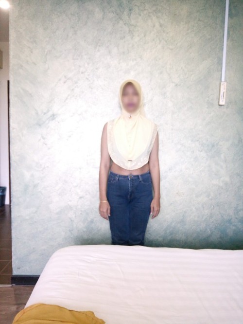 jandara1980:Milf bertudung bogel dalam hotel…like reblog banyak2 untuk lebih lagi