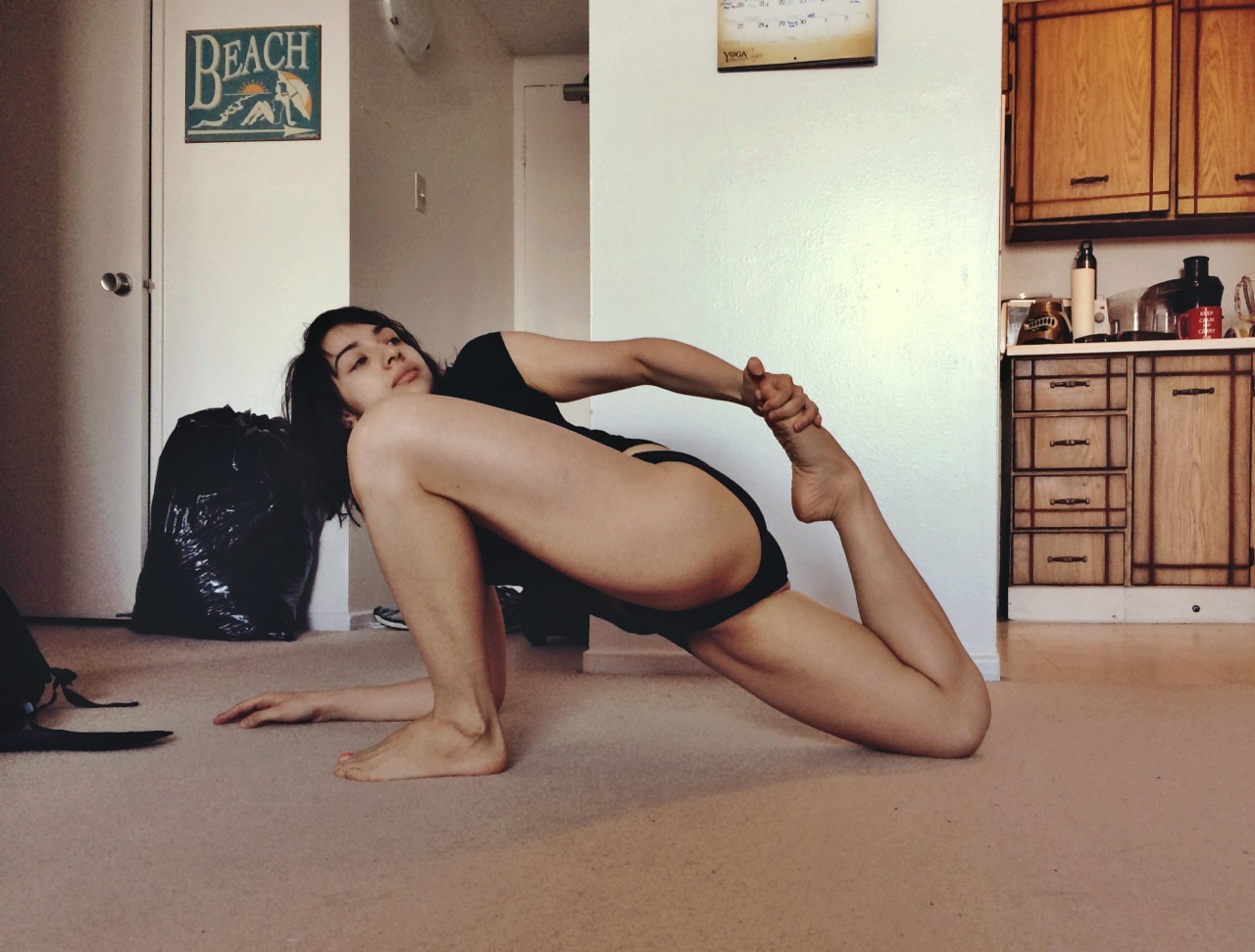 kickmyassintofitness:   April Intentions Challenge April 19th: Lizard (Utthan Pristhasana) 