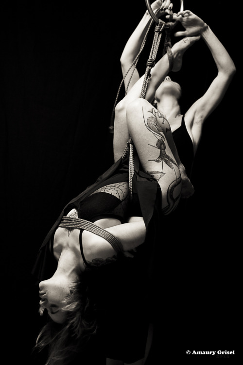 amaury-grisel-shibari:  Gorgone, Gestalta & Bruno Ducret performing @ la place des cordes Paris Photgraphy : Amaury Grisel 