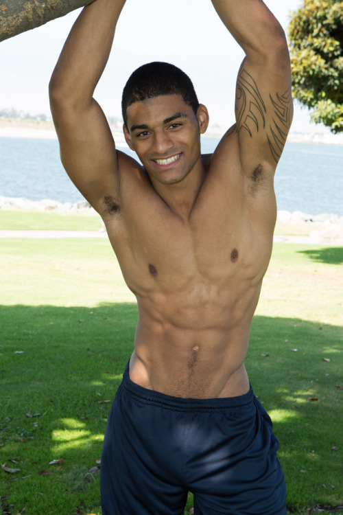 locoono121:  hoodfreak:  Is dis what u like?  meat man!