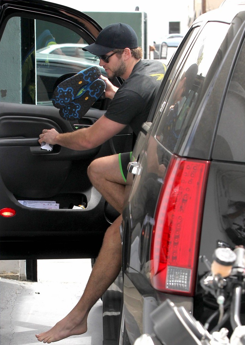 starringroles:  Liam Hemsworth candids 2