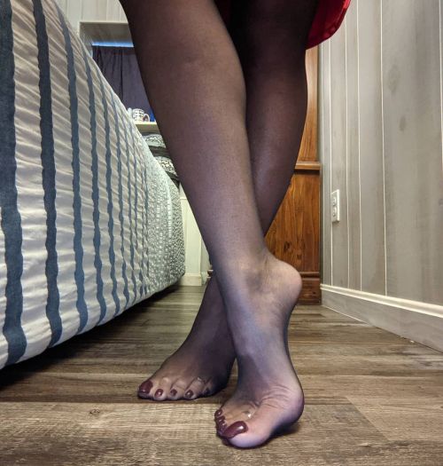 mrstmountaintoes: Nice to be in nylons again.. it’s been a while.. ⛰️ (at West Virginia)www.