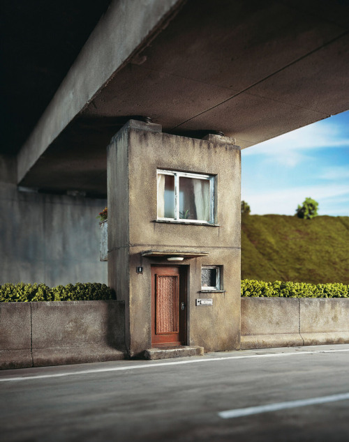 jeroenapers:Absurde architecturale situaties in de maquettes van Fotograaf Frank Kunert. Maar sommig