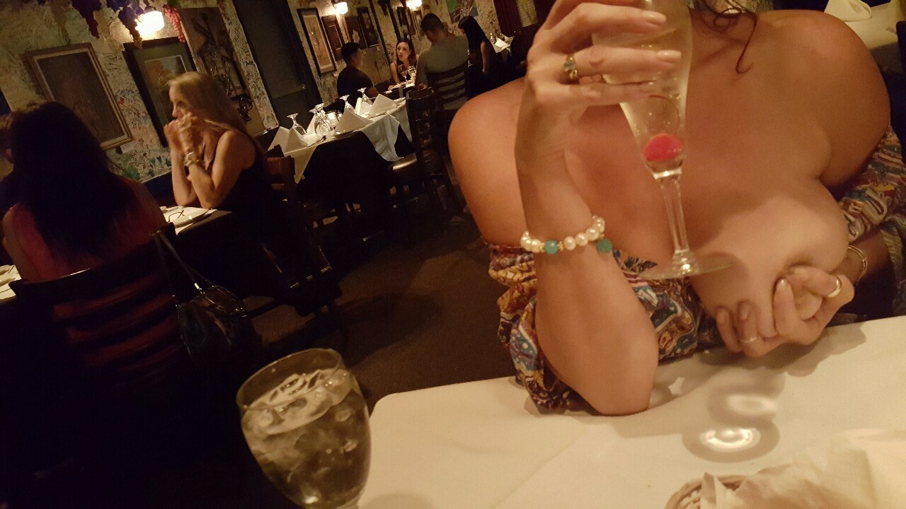 sassyass2525:  feistylittleleopard:  @sassyass2525 Some date night flashing for your
