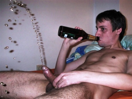 unclelucas:  humiliationverbale:  totoche33:  boire et vider  when Men drink beer,
