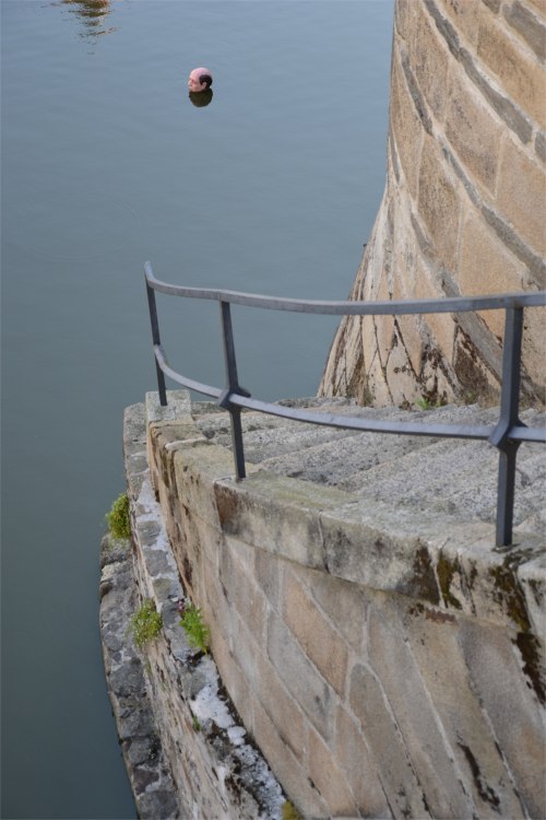 guilbertjj: Installation d’Isaac Cordal dans les douves du château pour “Voyages &