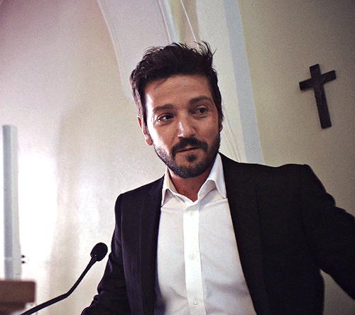 magnusedom:Diego Luna as Matteo in WANDER DARKLY (2020).