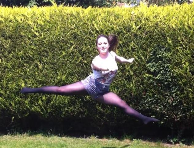 lifeinpantyhose:  faire de la gym dans le jardin 