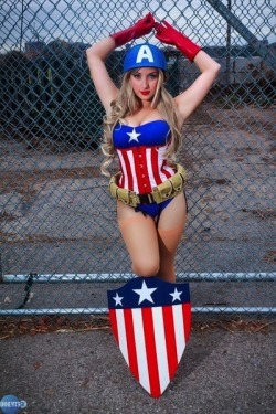 hotcosplaychicks:  For more Hot Super Hero