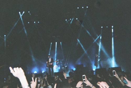 wmass-badboy:  Arctic Monkeys during the All My Loving (Beatles Cover) at Madison Square Garden 